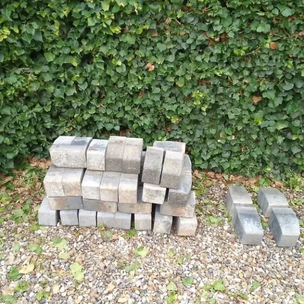 Blue/Grey Block Paving Kerb Stones and 4 Corner Stones
