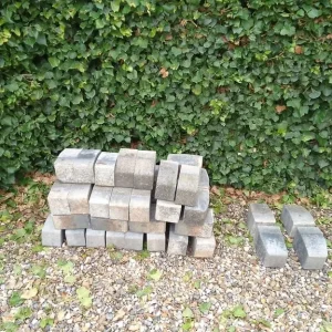 Blue/Grey Block Paving Kerb Stones and 4 Corner Stones