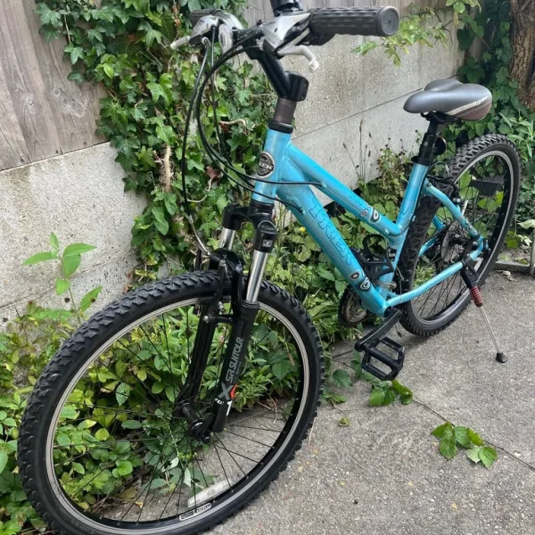 Trek 3700 lady's mountain bike, 16" S/M aluminium frame, 21 speed, 26" wheels