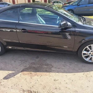 2006 Vauxhall Astra Convertible Manual 3-door - Image 2