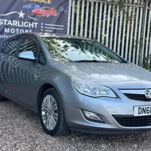 2011 Vauxhall Astra 1.4 16v Excite Euro 5 5-door Hatchback Petrol Manual - Image 4