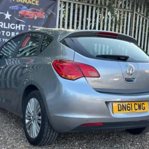 2011 Vauxhall Astra 1.4 16v Excite Euro 5 5-door Hatchback Petrol Manual - Image 7