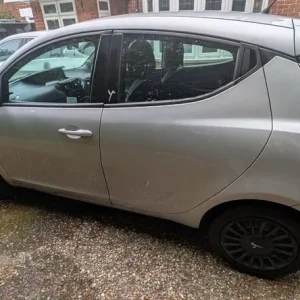 2014 Chrysler Ypsilon hatchback, 5-door, manual - Image 2