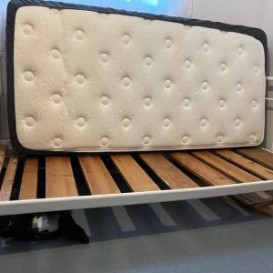 Single mattress, barely used - Image 3