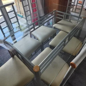 Matching dining table and six leather chairs - Image 3