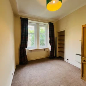 One-bedroom Victorian apartment with large box room - Image 2