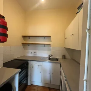 One-bedroom Victorian apartment with large box room - Image 3