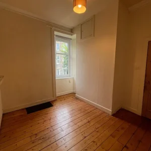 One-bedroom Victorian apartment with large box room - Image 4