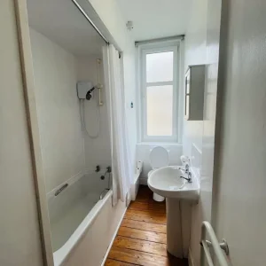 One-bedroom Victorian apartment with large box room - Image 7