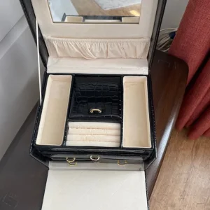 Black crocodile effect jewellery box - Image 2