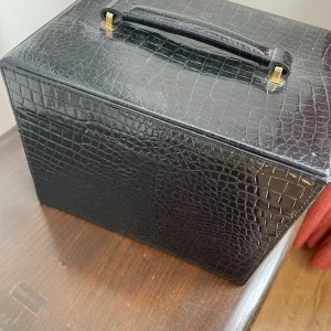 Black crocodile effect jewellery box - Image 4