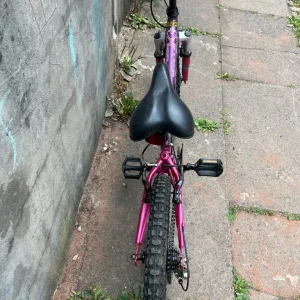 Apollo FS20 20-inch girls bike – purple and pink - Image 4