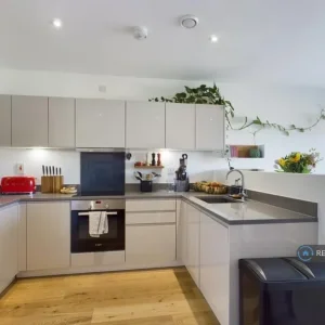 2 bedroom flat in Levett House - Image 2