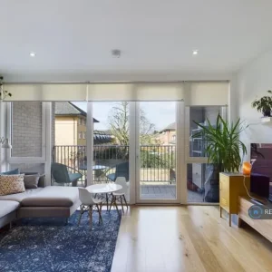 2 bedroom flat in Levett House - Image 3