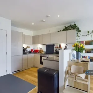 2 bedroom flat in Levett House - Image 4