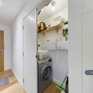 2 bedroom flat in Levett House - Image 5
