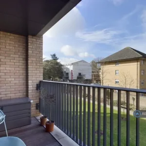 2 bedroom flat in Levett House - Image 6