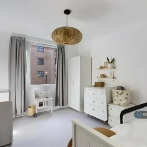 2 bedroom flat in Levett House - Image 7