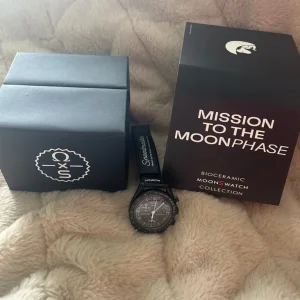 Mission to moonphase black snoopy
