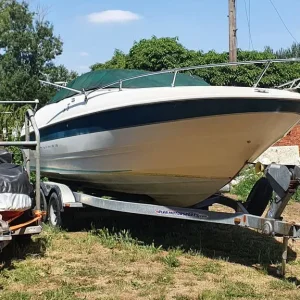 2000 Bayliner Capri 2352 LX with Trailer - Image 3