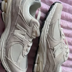 Woman’s new balance trainers size 5 - Image 2