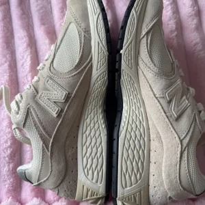 Woman’s new balance trainers size 5 - Image 3