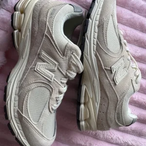 Woman’s new balance trainers size 5 - Image 4