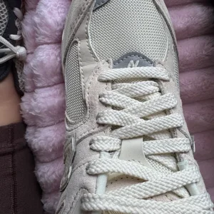 Woman’s new balance trainers size 5 - Image 5