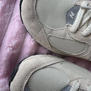 Woman’s new balance trainers size 5 - Image 6