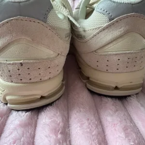 Woman’s new balance trainers size 5 - Image 8