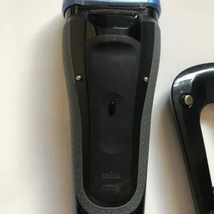 Braun Black CoolTec Men’s Electric Razor Charging Unit, Carry Case and Cleaning Brushes - Image 6