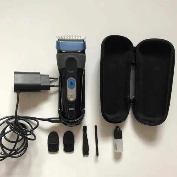 Braun Black CoolTec Men’s Electric Razor Charging Unit, Carry Case and Cleaning Brushes