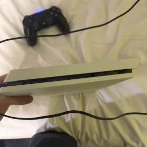 Ps4 slim 500 GB and a controller - Image 7