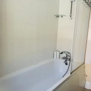 4 Bed Flat on High Street - Image 5