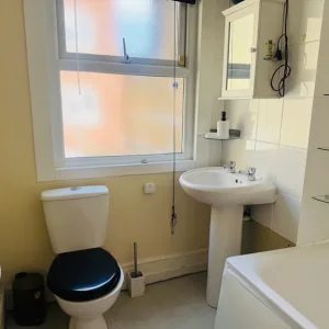 4 Bed Flat on High Street - Image 6
