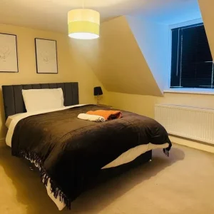 4 Bed Flat on High Street - Image 8