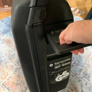 Samsonite very large hard shell suitcase lockable, pull handle & wheels - Image 4