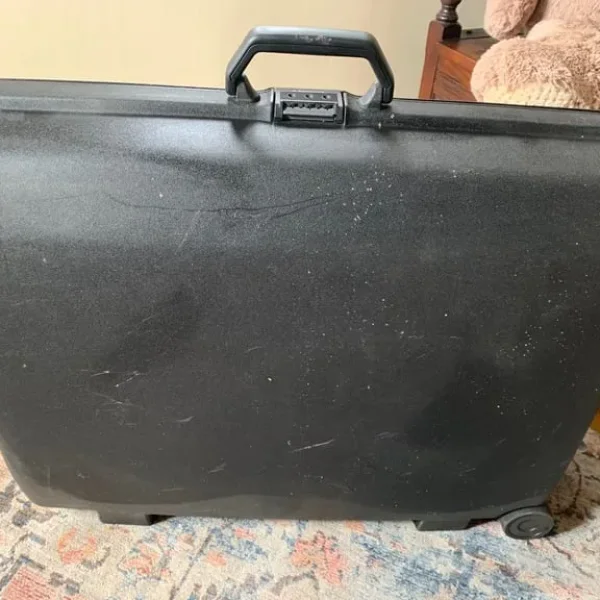 Samsonite very large hard shell suitcase lockable, pull handle & wheels