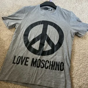 Moschino Love Men's T-Shirt Size M Full Logo