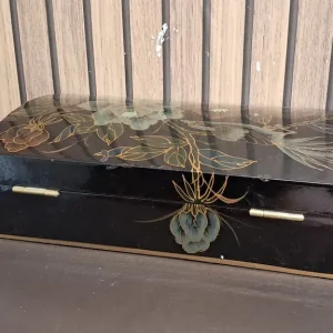 Vintage Japanese Jewellery Box with Lacquered Finish and Floral Paintings - Image 8