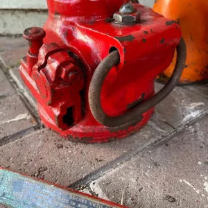 Vintage oil cans and car jack - Image 2