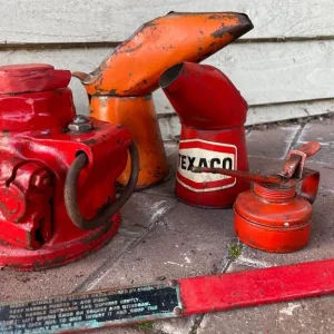 Vintage oil cans and car jack - Image 3