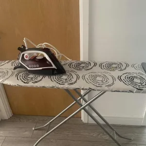 Iron and ironing board - Image 2