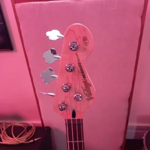 Bass guitar - Image 3