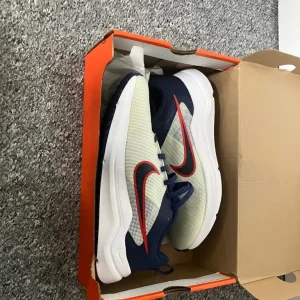 Men’s Nike trainers size 6 new in box - Image 2