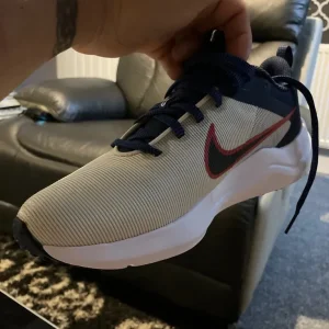 Men’s Nike trainers size 6 new in box - Image 3