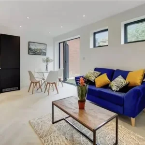 2 bedroom ground-floor flat with private garden - Image 3