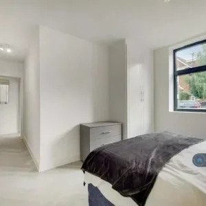 2 bedroom ground-floor flat with private garden - Image 6