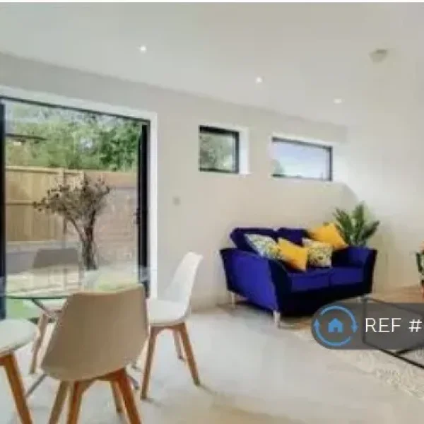 2 bedroom ground-floor flat with private garden