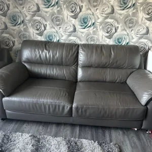 4 peace sofa set - Image 4